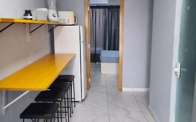 Suíte com cama de casal, com banheiro privado, ar split, wifi em Sobrado, sem áreas compartilhadas, somente acesso comum qqq